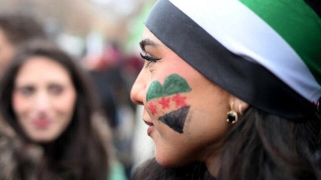 Integrantes de la comunidad siria festejan en Berlín por la caída de Bashar Al-Assad