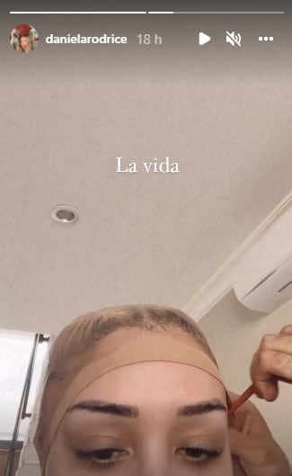 Daniela Rodrice se pone peluca