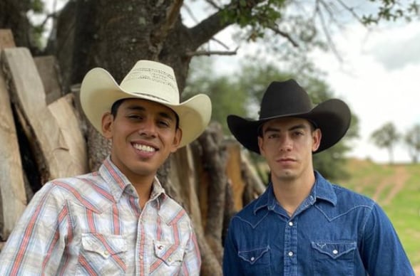 Jhonny Caz junto a sus novio Jonathan Bencomo