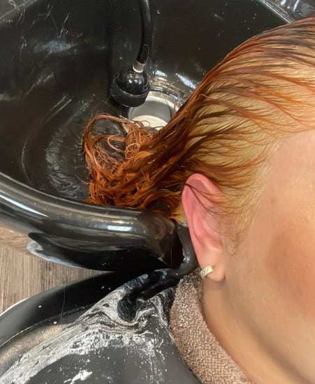Quería ser rubia y terminó sin cabello