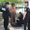 Policía se arrodilla ante vagabundo y lo viste