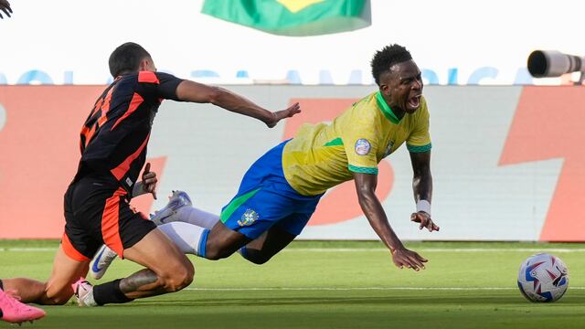 Este fue la falta a Vinicius Jr que no fue marcado como penal en el Brasil vs Colombia
