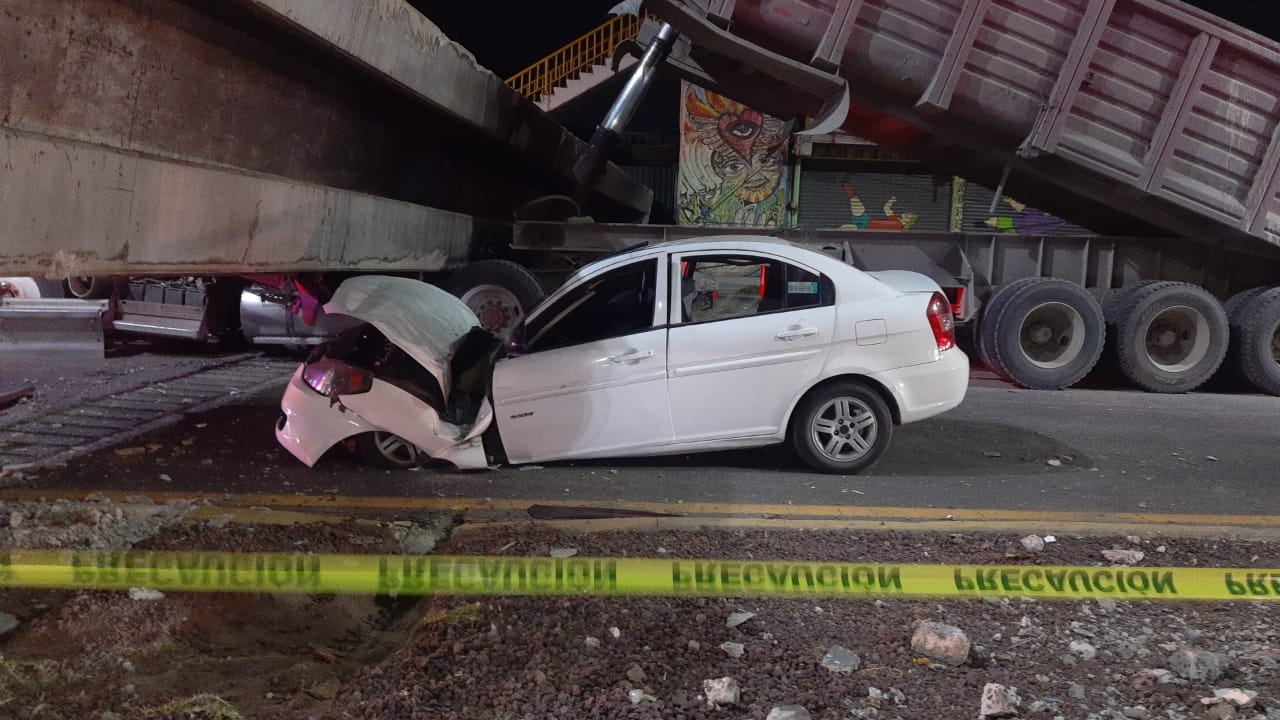 auto afectado por puente peatonal