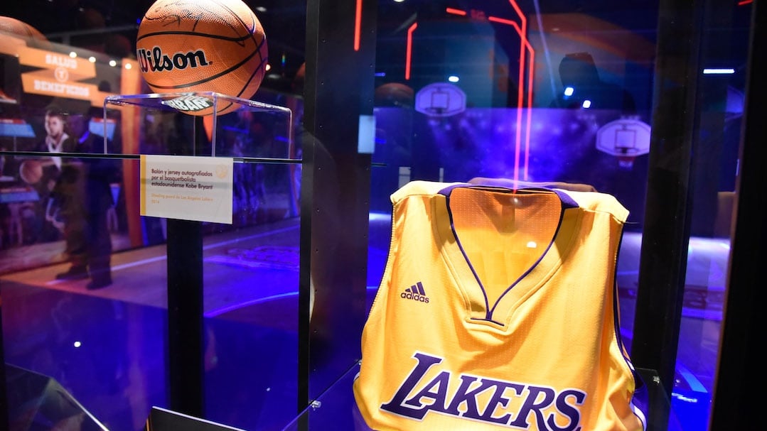 El jersey de Kobe Bryant es una de las miles de piezas que contiene el Salón