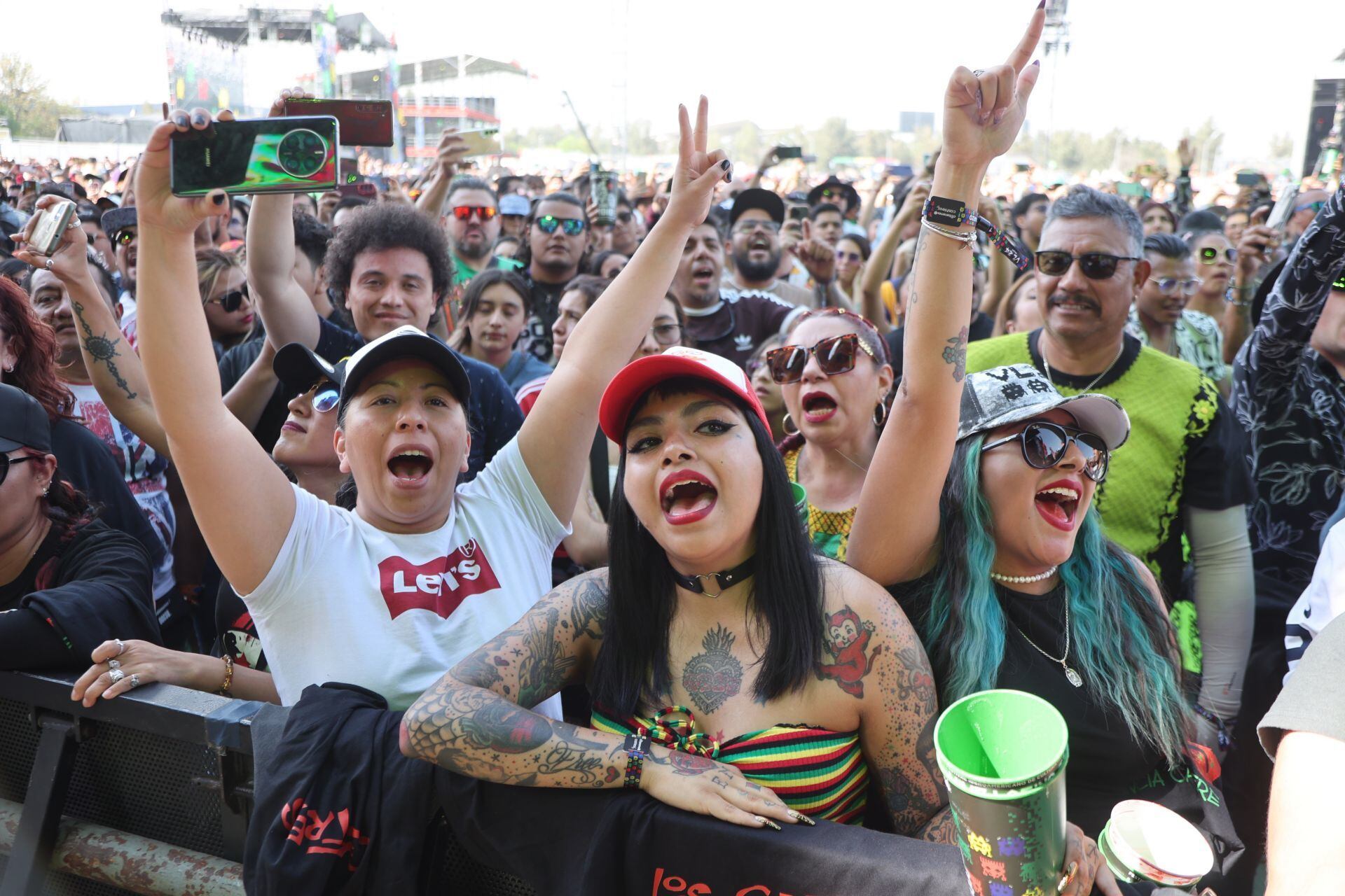 Fans del Vive Latino, festival que se realizará el sábado 15 y domingo 16 de marzo de 2025 en el Estadio GNP Seguros