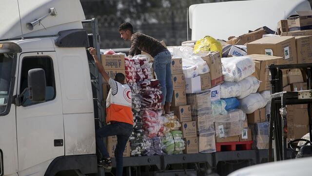 Ayuda humanitaria comienza a llegar a Gaza