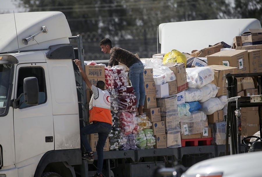 Ayuda humanitaria comienza a llegar a Gaza