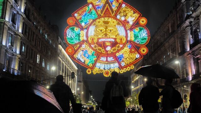 La lluvia se hizo presente durante el evento de encendido de la iluminación del Zócalo por las fiestas patrias
