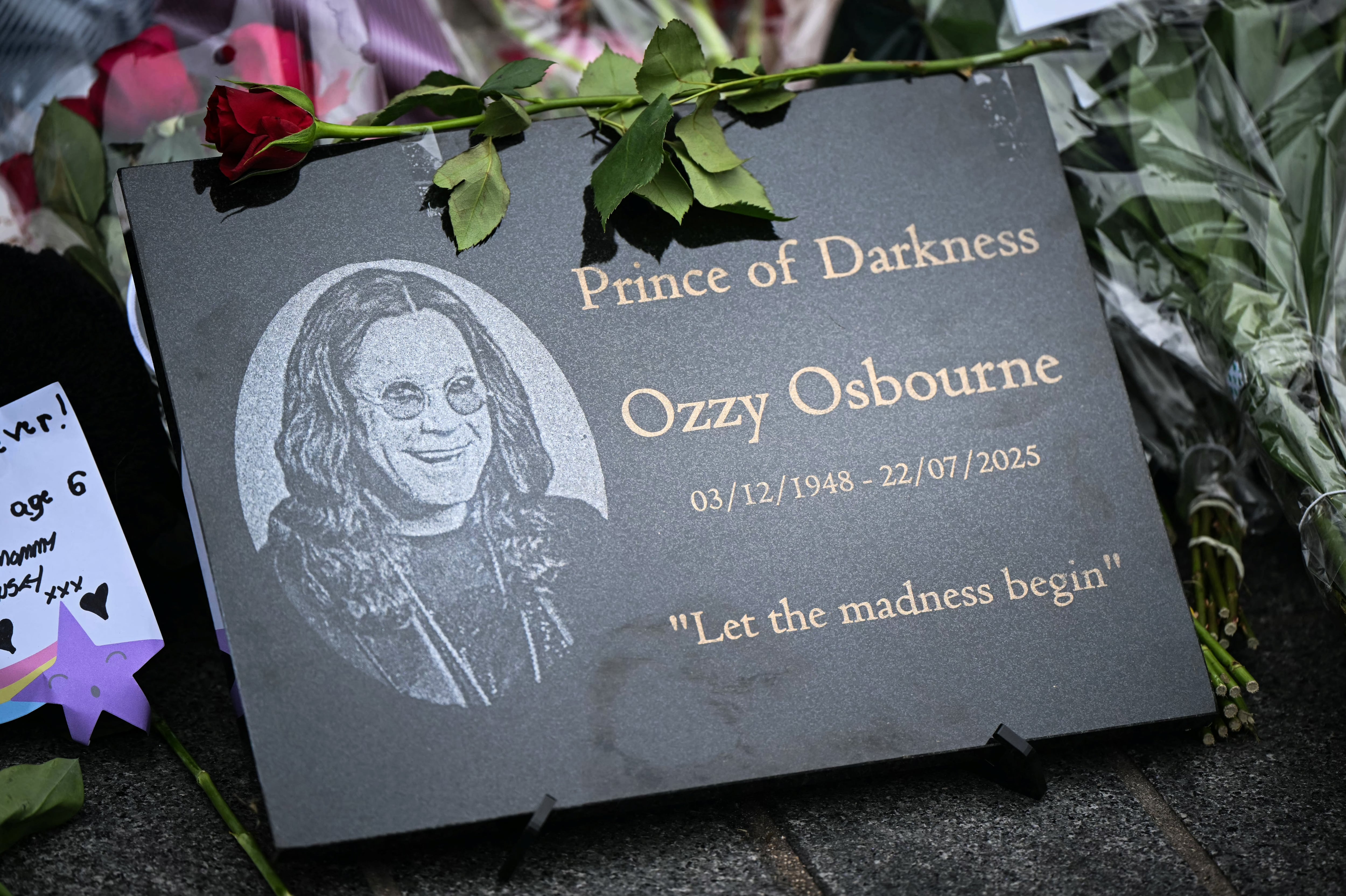 Placa a Ozzy Osbourne tras su muerte.