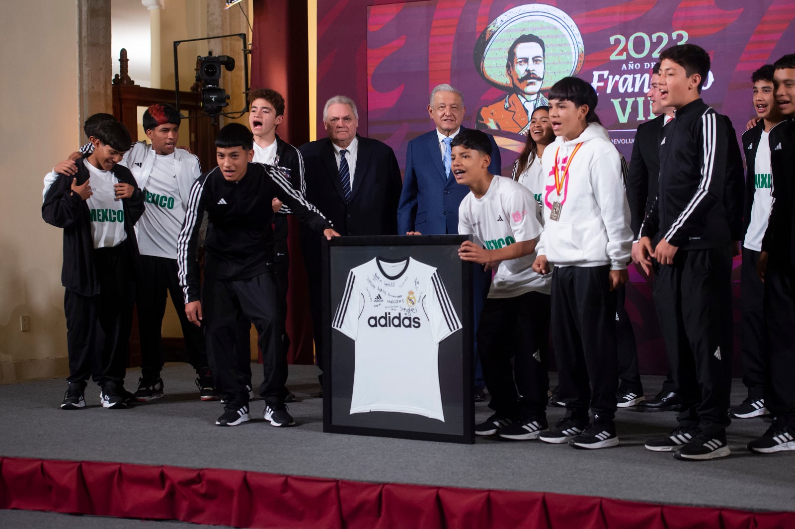 Niños y niñas mexicanas ganan torneo de fútbol del Real Madrid y así lo festejaron con AMLO