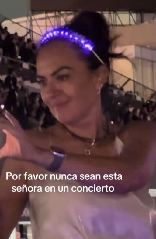 Mujer entró a concierto de Shakira en CDMX en silla de ruedas y la usó para pararse sobre ella