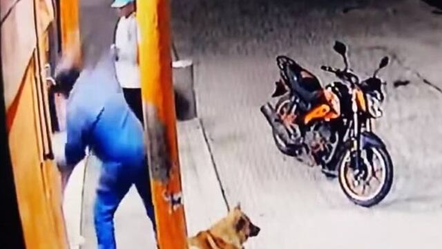 Maltrato animal; motociclista golpea a perro porque le ladró
