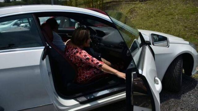 Eva Cadena. A bordo del Mercedes, llegando a la Fiscalía.