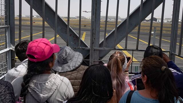 Integrantes de la Coordinadora Nacional de Trabajadores de la Educación bloquearon ambos sentidos de Circuito Interior, generando caos vial en la periferia del Aeropuerto