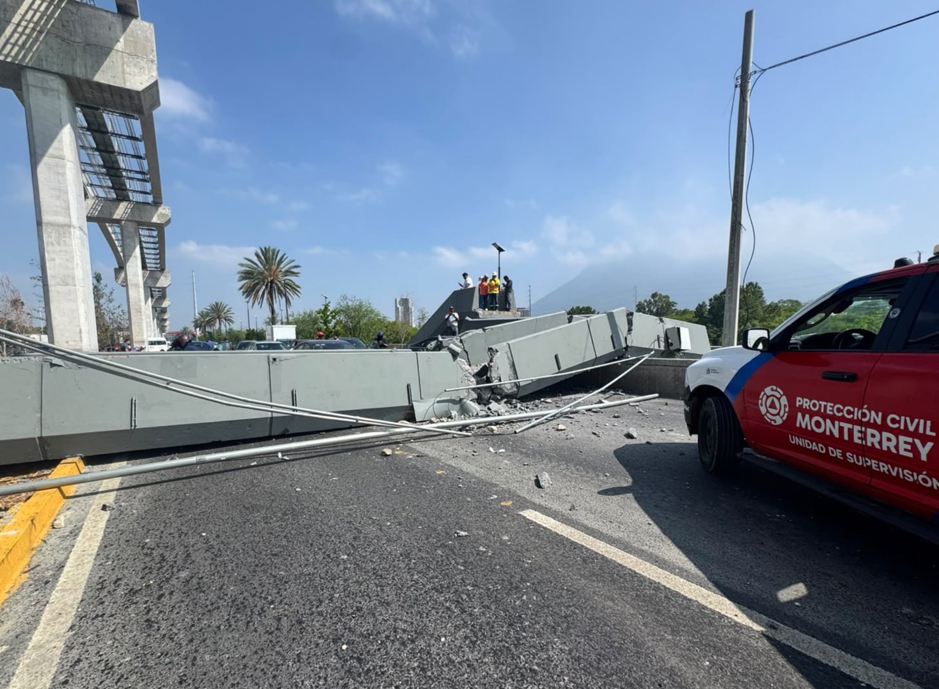 Colapsa puente peatonal en Monterrey
