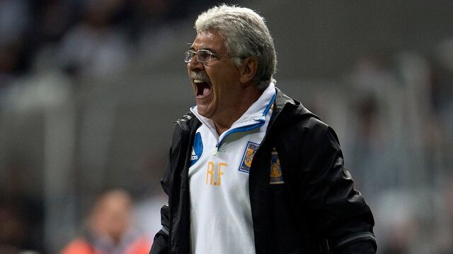 ‘Tuca’ Ferretti dando indicaciones.