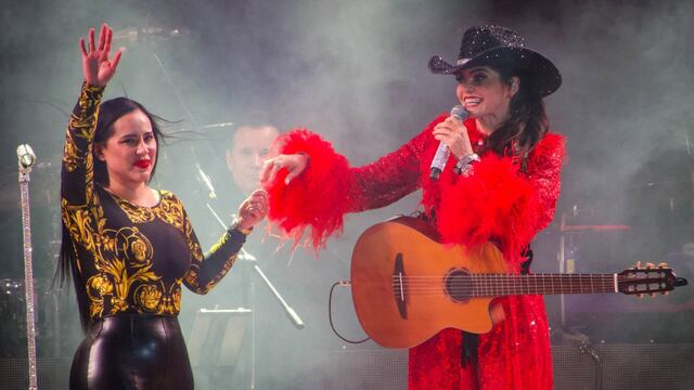 Ana Bárbara llegó al concierto de Sandra Cuevas