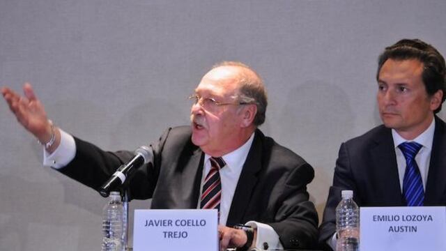 Emilio Lozoya (der) acompañado por su abogado, Javier Coello (izq)