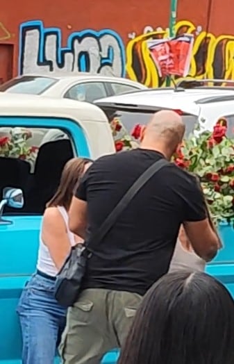 Gabito Ballesteros de cartón desató una épica pelea entre fans