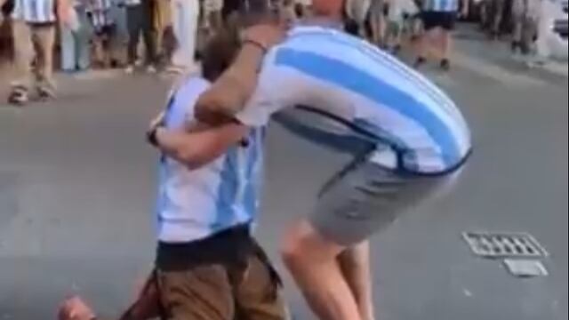 Un fan de la Selección Argentina rompió en llanto tras recibir de regalo la playera del equipo.