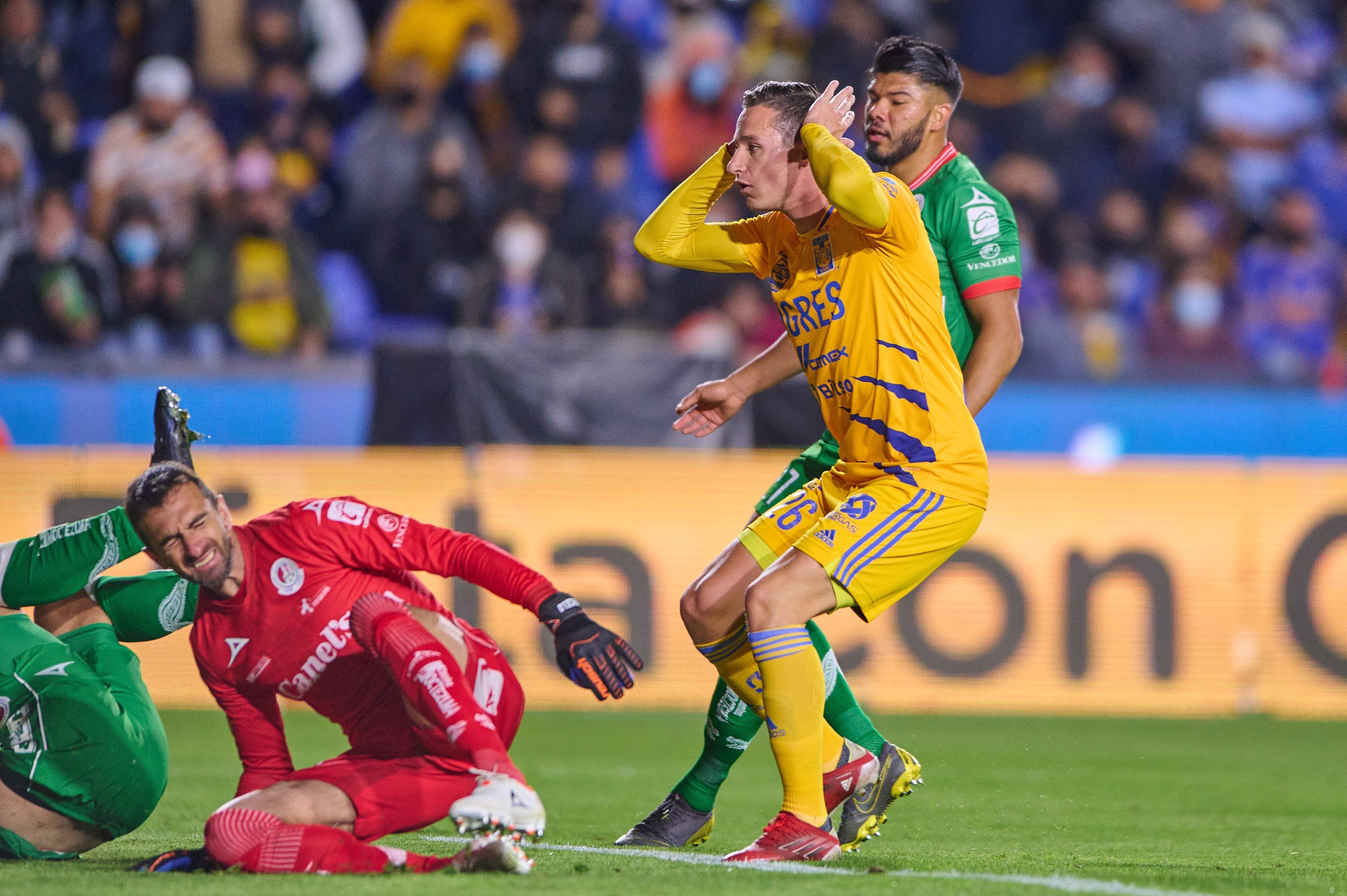 Marcelo Barovero y Florian Thauvin luego de un mano a mano en el partido entre Tigres y San Luis.
