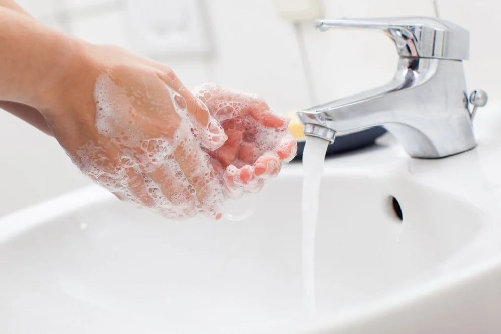 Se recomienda lavado de manos para prevenir meningitis.