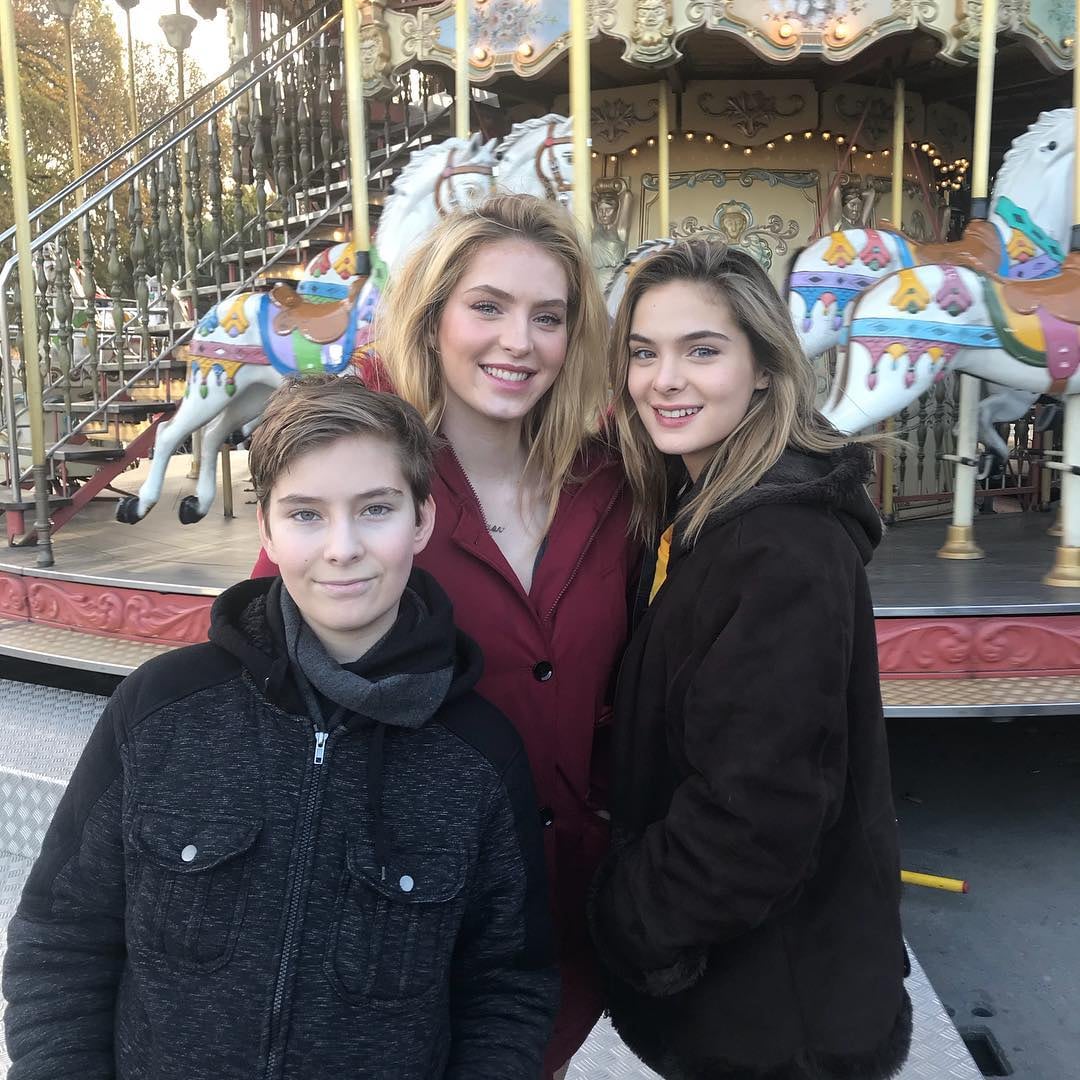 Brighton Sharbino con su hermana Saxon y su hermano Sawyer.