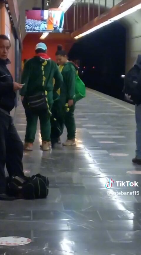 Familia vestida de dinosaurios paseando por el Metro CDMX