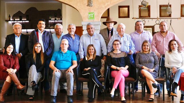 Lucy Meza, al centro a la izquierda