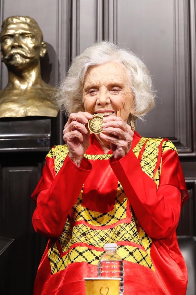 Elena Poniatowska con su Medalla Belisario Domínguez