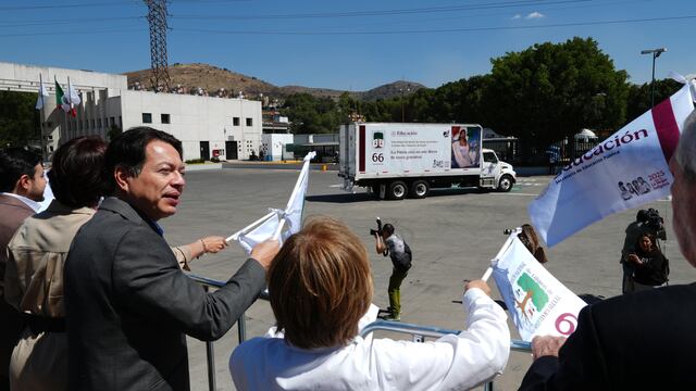 Mario Delgado inició distribución de  millones de libros de texto gratuito