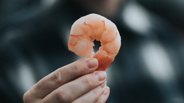 Mano y langostino