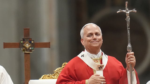 El papa León XIV celebra una misa en la Basílica de San Pedro, en el Vaticano.