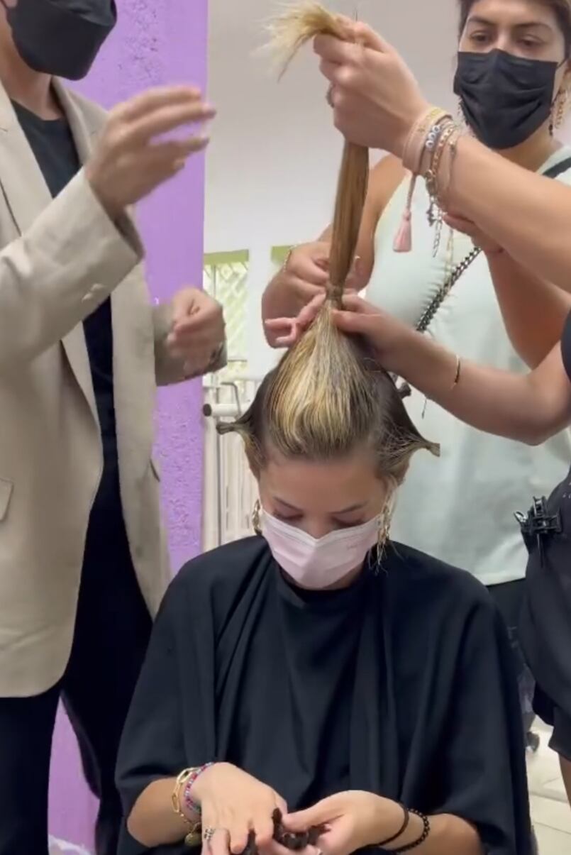 Mariana Rodríguez se corta el cabello