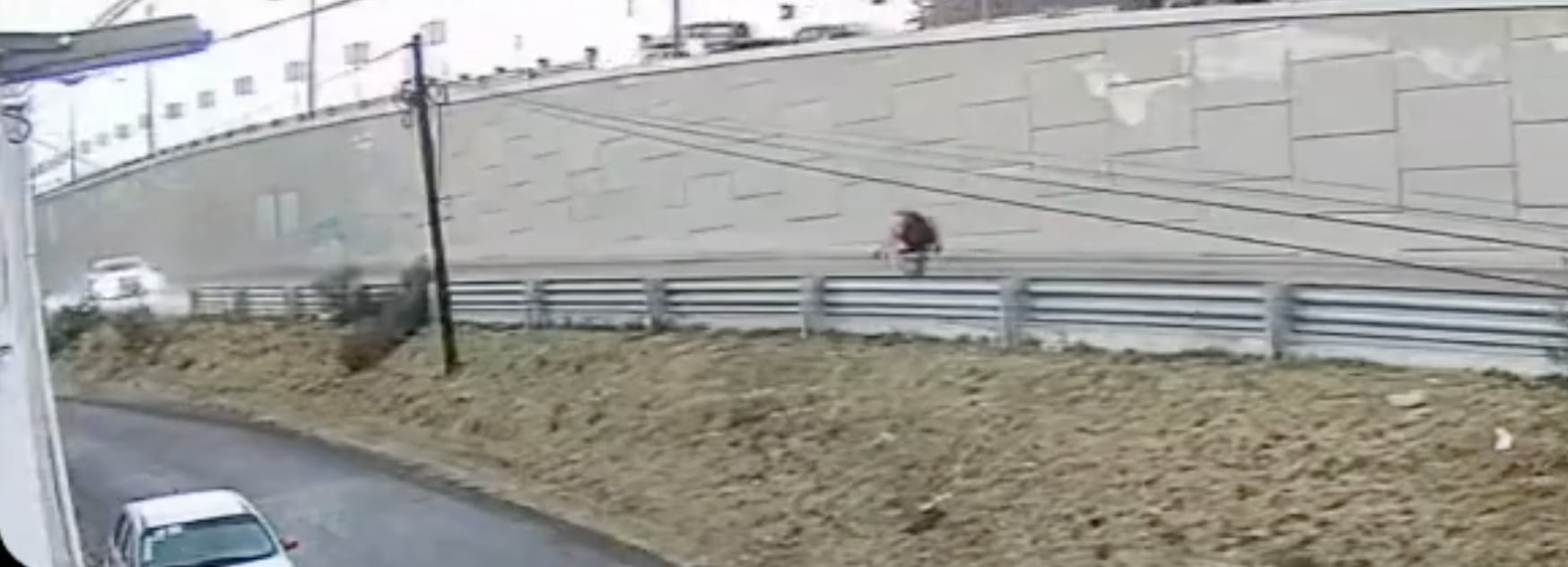 Hombre se salva de ser aplastado por una camioneta
