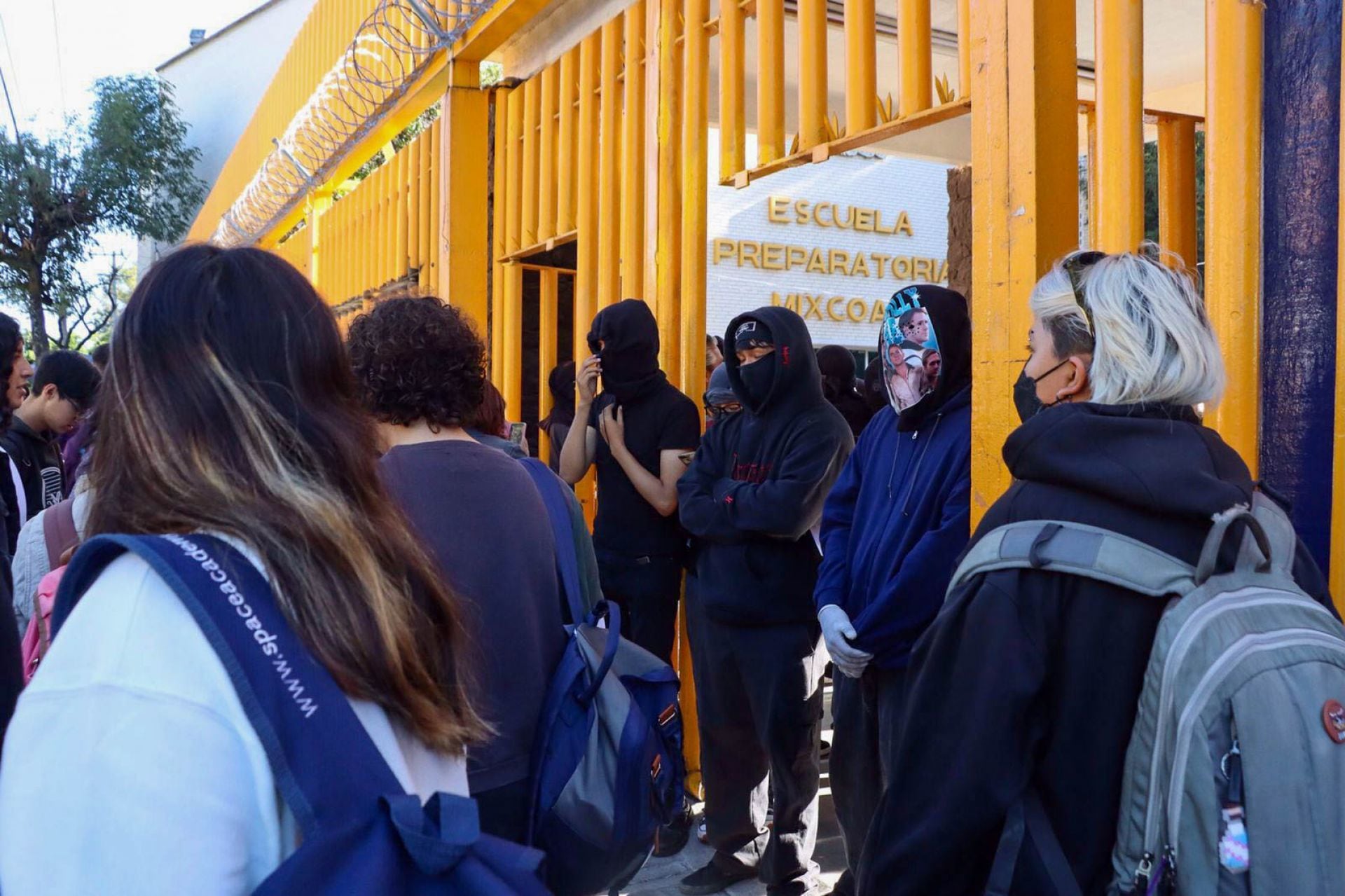 Encapuchados toman prepa 8 por aniversario de los 43 normalistas