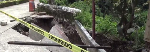 Socavón en puente peatonal de Tlilapan, Veracruz