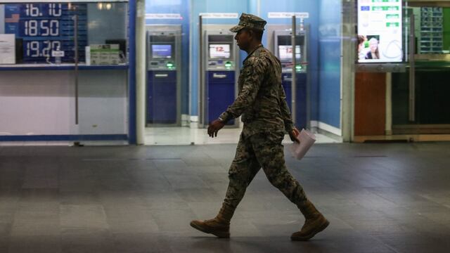 INAI ordena al INM informar sobre datos recabados en AICM