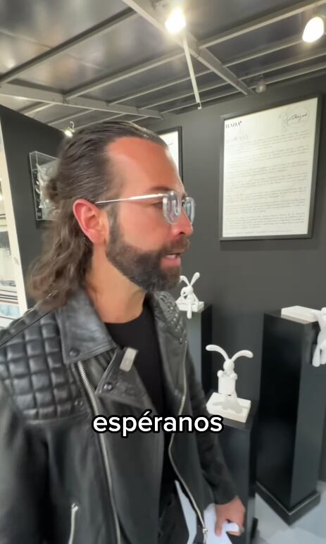 Diego de Erice vende esculturas de conejos en 25 mil pesos