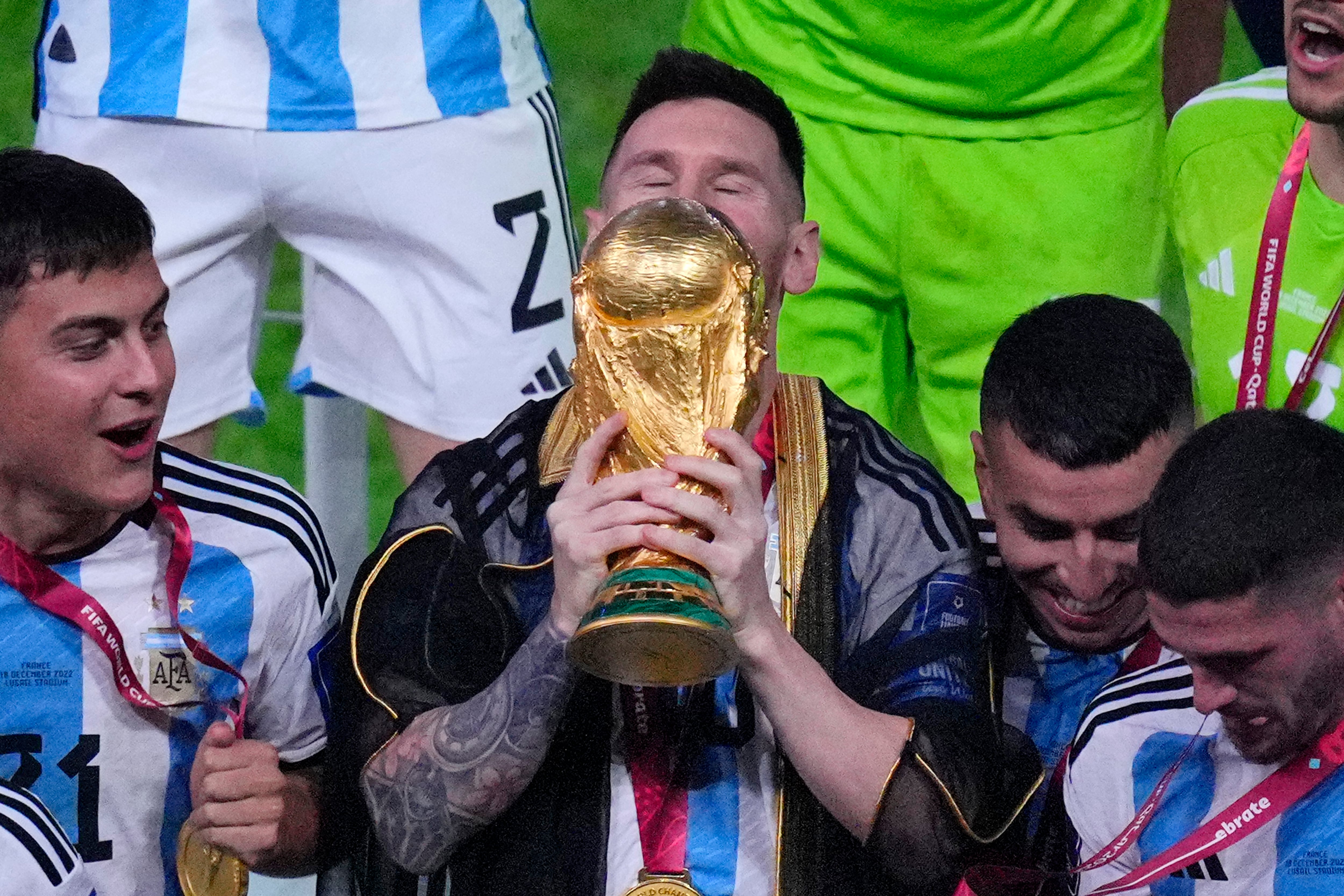 Lionel Messi besa la Copa del Mundo
