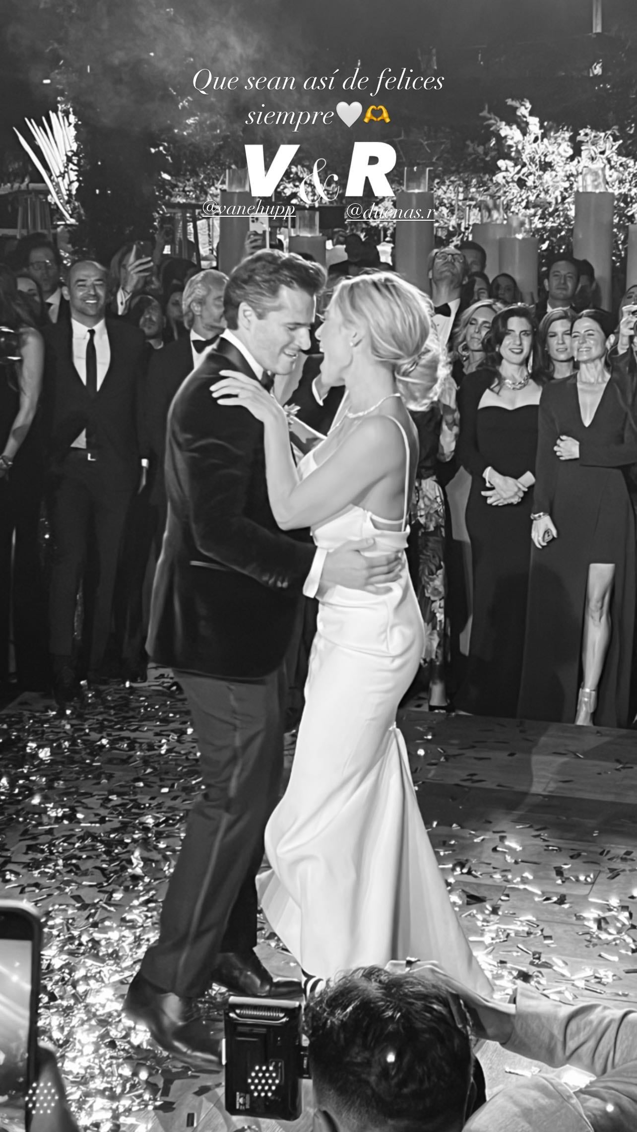 Ricardo Dueñas y Vanessa Huppenkothen en su boda.