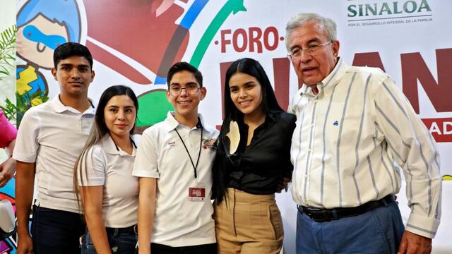 Rubén Rocha con niñas, niños y adolescentes