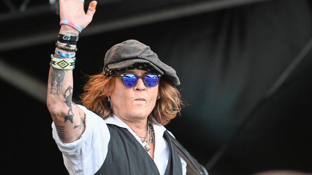 Luego de ser encontrado inconsciente, Johnny Depp apareció usando bastón