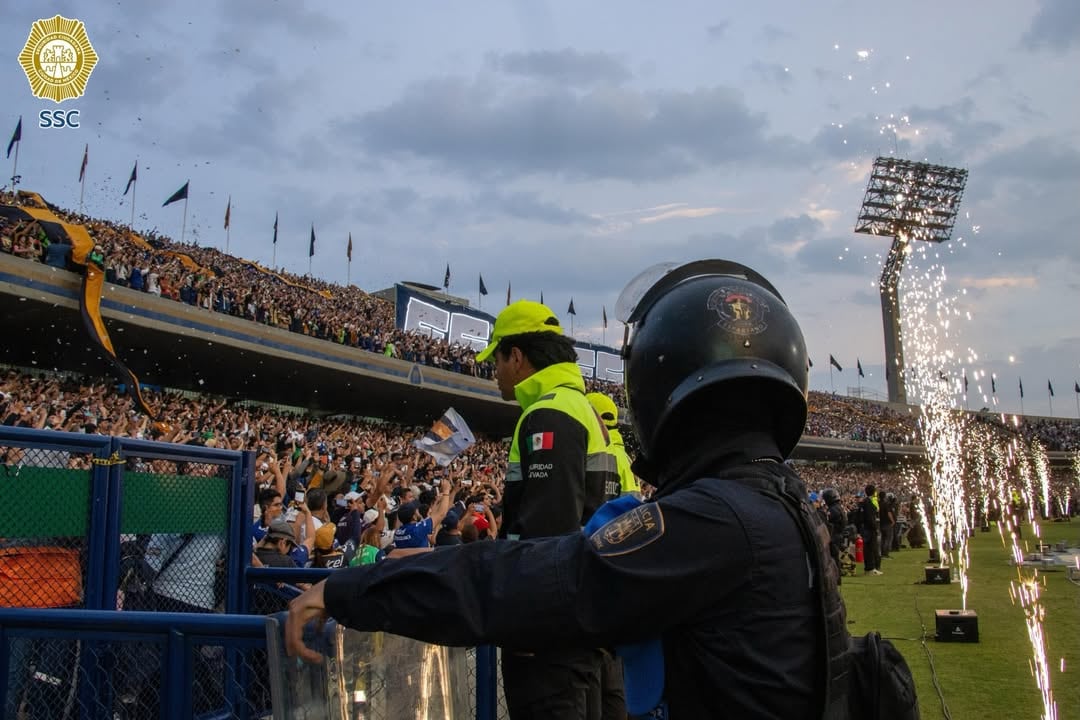 Elementos de la SSC de la CDMX en partido de Cruz Azul vs Pumas.