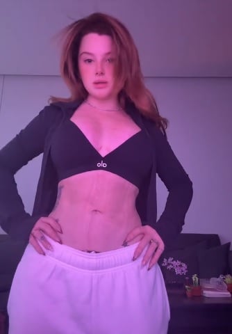 Briggitte Bozzo muestra su cintura diminuta.