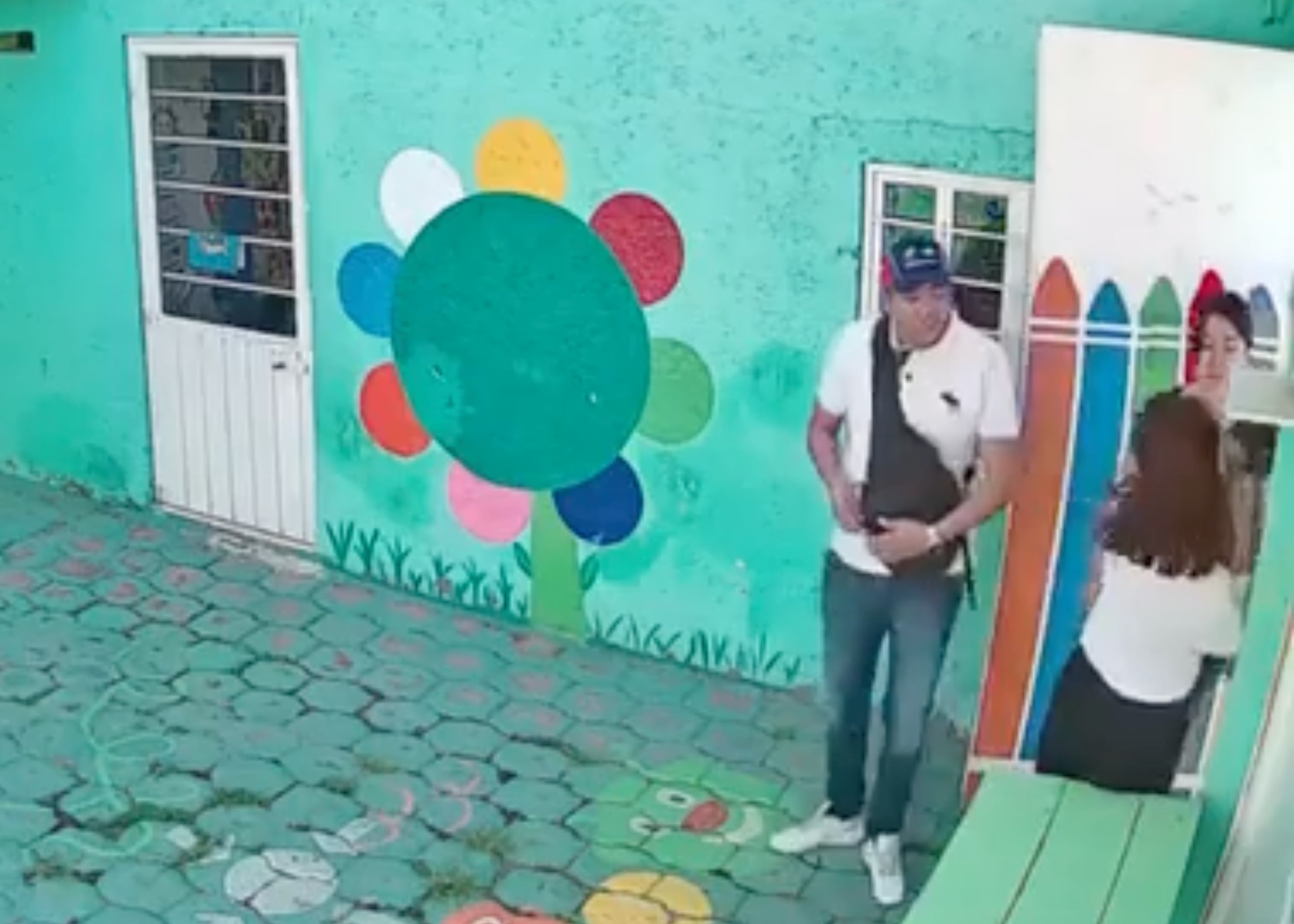 Padres detenidos por golpear a maestra aseguran que su hijo fue lesionado en la escuela