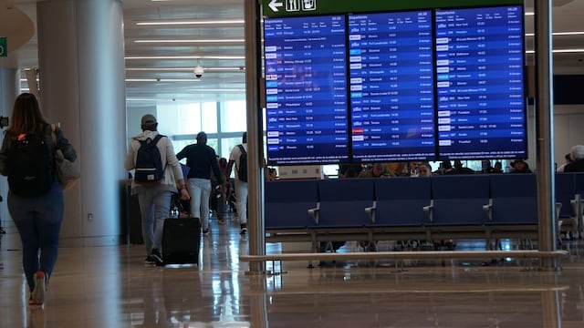 El presidente Andrés Manuel López Obrador informó que varios lugares estratégicos de Quintana Roo, entre ellos el aeropuerto de Cancún, es vigilado por la delincuencia organizada.