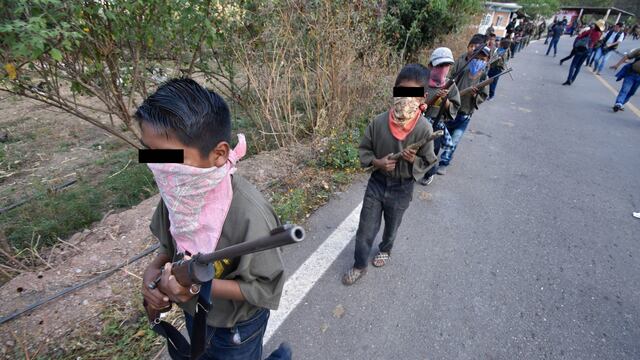 Niños en la policía comunitaria de Guerrero.