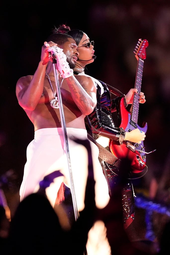 Usher y H.E.R. en el show del medio tiempo del Super Bowl 2024.