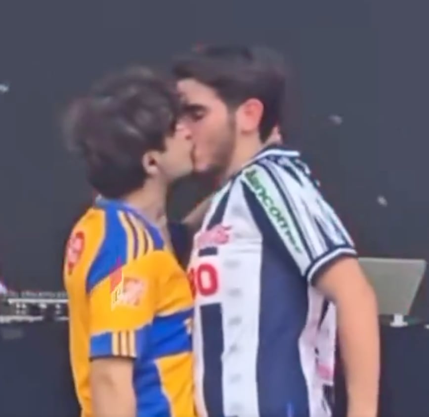 Crash Yeye dio show con playera de Tigres en el Cute Pride Festival